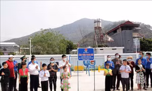 Khánh thành công trình thanh niên "sân chơi thiếu nhi" tại công viên thị trấn Sông Mã. Ảnh: Quang Quyết-TTXVN