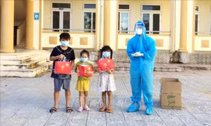 Những phần quà Trung thu đến với trẻ em tại các khu điều trị, cách ly phòng chống dịch COVID-19. Ảnh: TTXVN phát