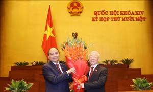 Chủ tịch nước Nguyễn Xuân Phúc tặng hoa Tổng Bí thư Nguyễn Phú Trọng. Ảnh: Trí Dũng - TTXVN