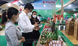 Đại biểu tham quan gian hàng trưng bày sản phẩm OCOP của tỉnh Đồng Tháp. Ảnh: Nguyễn Văn Trí – TTXVN