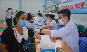 Đông đảo cán bộ, công nhân viên chức, người lao động, nhân dân đến đăng ký hiến máu, chủ động tuân thủ quy định về phòng, chống dịch. Ảnh: Hoài Thu – TTXVN.