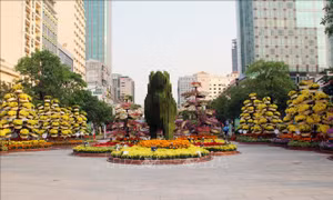 Chú hổ khổng lồ được tạo hình từ chất liệu rêu tạo nên điểm nhấn trên Đường hoa Nguyễn Huệ Tết Nhâm Dần 2022. Ảnh: Mỹ Phương - TTXVN