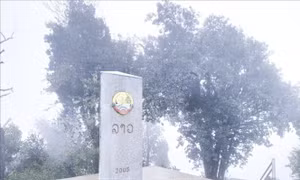 Khu vực cột mốc số 0, nơi phân định ranh giới giữa ba nước Việt Nam, Lào, Trung Quốc, băng tuyết cũng đã phủ trắng các ngọn cây và tiếp tục dày lên. Ảnh: TTXVN phát