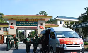 Lãnh đạo Bộ Chỉ huy Bộ đội Biên phòng tỉnh Hà Giang động viên các cán bộ quân y Bộ đội Biên phòng lên đường thực hiện nhiệm vụ phòng chống dịch COVID-19 tại các tỉnh, thành phố phía Nam. Ảnh: TTXVN phát