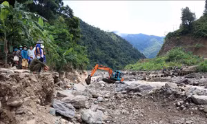 Phương tiện, máy móc được huy động để đảm bảo giao thông trên tỉnh lộ 109 đoạn qua xã Nặm Păm bị cuốn trôi. Ảnh: Hữu Quyết - TTXVN