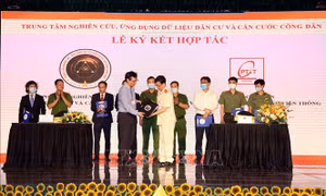 Lễ ký kết biên bản hợp tác giữa Trung tâm nghiên cứu, ứng dụng dữ liệu dân cư và căn cước công dân với các đối tác, doanh nghiệp tiềm năng. Ảnh: Phạm Kiên - TTXVN