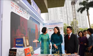Phó Chủ tịch nước Võ Thị Ánh Xuân thăm gian trưng bày các ấn phẩm báo chí của TTXVN. Ảnh: TTXVN