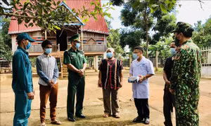 Già làng, người có uy tín trong các thôn, làng phối hợp với các lực lượng bộ đội, chính quyền tỉnh Gia Lai tuyên truyền công tác phòng, chống dịch cho người dân tuyến biên giới, đảm bảo một cái Tết an toàn cho nhân dân vùng biên. Ảnh: Hồng Điệp - TTXVN