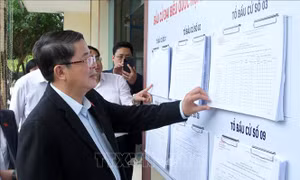 Đồng chí Nguyễn Đức Hải kiểm tra công tác chuẩn bị bầu cử tại phường Bắc Cường, thành phố Lào Cai. Ảnh: Quốc Khánh - TTXVN