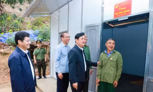 Đồng chí Thái Thanh Quý, Bí thư Tỉnh ủy Nghệ An thăm hỏi hoàn cảnh người dân huyện Kỳ Sơn vừa nhận nhà ở của chương trình. Ảnh: TTXVN phát
