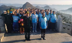 Các vận động viên tham ra Giải Marathon “Hành trình về cực Bắc” thực hiện nghi lễ chào cờ dưới chân cột cờ Lũng Cú, xã Lũng Cú, huyện Đồng Văn (Hà Giang) Ảnh: Nguyễn Chiến - TTXVN