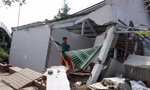 Nhiều nhà dân bị đổ sâp, hư hại do tình trạng sạt lở, sụt lún trên tỉnh lộ 965 (Kiên Giang)