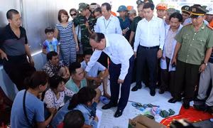 Thủ tướng Nguyễn Xuân Phúc kiểm tra và chỉ đạo khắc phục hậu quả vụ chìm tàu du lịch trên sông Hàn