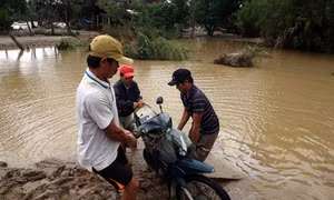 Phóng sự ảnh: Tình người trong mưa lũ