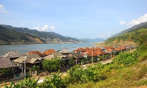 Không khí lạnh gây mưa dông diện rộng kèm gió giật mạnh ở Bắc Bộ và Bắc Trung Bộ