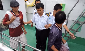 Đưa 15 ngư dân gặp nạn ở Trường Sa về cảng Cát Lở an toàn