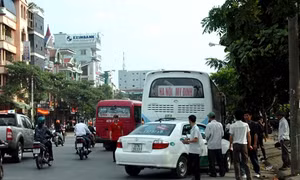 Bát nháo xe ôm sân bay Tân Sơn Nhất
