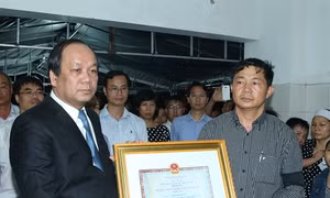 Trao Huân chương Bảo vệ Tổ quốc Hạng Nhất do Chủ tịch nước truy tặng Thiếu úy phi công Phạm Đức Trung