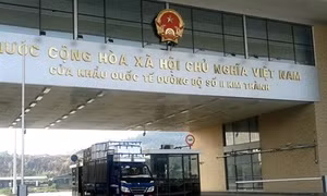 Cửa khẩu quốc tế Lào Cai xuất những lô hàng đầu tiên 