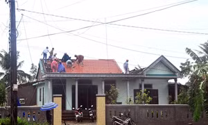Quảng Trị: Lốc xoáy làm tốc mái và sập nhà dân