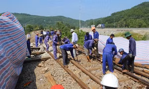 Khẩn trương khắc phục sự cố lật tàu hàng trên tuyến đường sắt Bắc – Nam