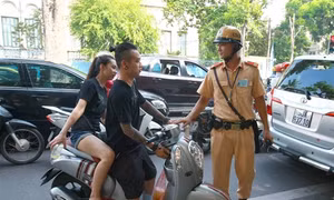 Ghi nhận ngày đầu tăng cường xử lý vi phạm về mũ bảo hiểm tại Hà Nội: