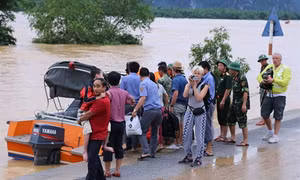 Chuyển tải thành công hành khách tàu SE19 bị mắc kẹt ở Quảng Bình do mưa lũ lớn