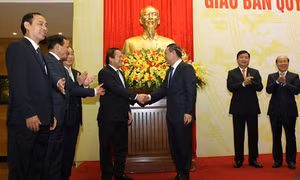 Bộ Thông tin và Truyền thông trao tặng Bộ Giao thông vận tải bức tượng đồng chân dung Bác Hồ và bộ tem mẫu mới về chủ quyền, hải đảo