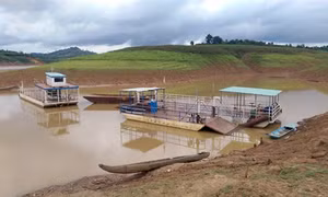 Kon Tum: Thủy điện xả nước cạn kiệt, người dân cơ cực lội bùn qua rẫy