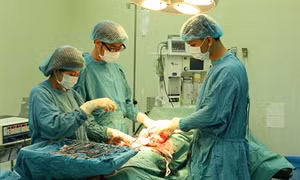 Bệnh viên Phụ sản Cần Thơ phẫu thuật thành công khối u nang buồng trứng nặng hơn 4kg