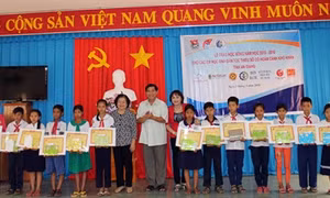 Hỗ trợ học sinh dân tộc thiểu số có hoàn cảnh khó khăn
