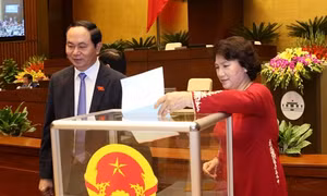 Phê chuẩn 1 Phó Chủ tịch, 3 Ủy viên Hội đồng quốc phòng và an ninh; 2 Phó Chủ tịch, 13 Ủy viên Hội đồng bầu cử quốc gia