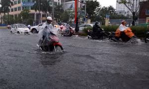Nam Trung Bộ tiếp tục mưa lớn diện rộng. Thời tiết phía Bắc vẫn hanh khô