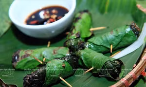 Chả trâu cuốn lá bưởi nướng - đặc sản ẩm thực Hòa Bình