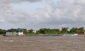 Cảnh báo tình trạng tàu thủy chở hàng vượt tải trọng trên sông Hồng trong mùa mưa bão