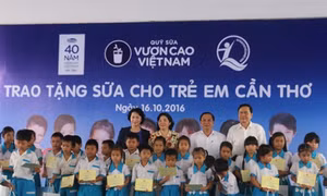 Chủ tịch Quốc hội Nguyễn Thị Kim Ngân dự Chương trình trao sữa tặng trẻ em thành phố Cần Thơ