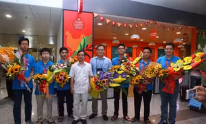 Bộ Giáo dục và Đào tạo đón đoàn học sinh tham dự kỳ thi Olympic Toán quốc tế 2016