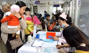Nên đưa trẻ đi tiêm Quinvaxem thay vì chờ vắc xin dịch vụ