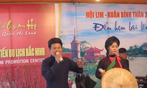 Du khách tấp nập trẩy hội Lim, nghe Quan họ