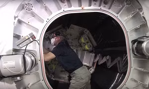 Các nhà du hành lần đầu tiên đặt chân vào ngôi nhà không gian trên ISS