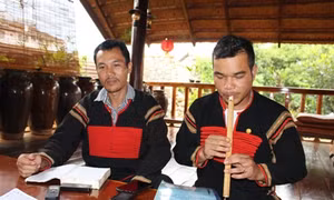 Người nặng lòng với lời hát Kể khan