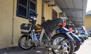 Hà Nội: Chập ắc quy khi sạc xe đạp điện, 2 cha con thoát chết