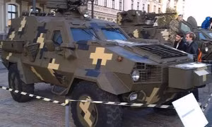 Xe bọc thép mới của Ukraine bị nứt cả nửa mét