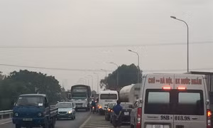 Tắc nghẽn giao thông kéo dài hơn 3 km trên cao tốc Hà Nội - Bắc Giang