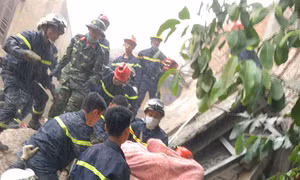 Đã đưa được nạn nhân cuối cùng trong vụ sập nhà tại 43 Cửa Bắc ra ngoài