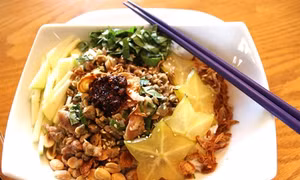 Thưởng thức cơm hến bình dân ở cố đô Huế