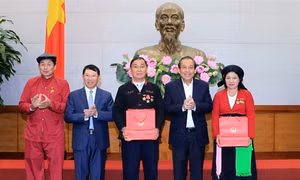 Phó Thủ tướng thường trực Chính phủ Trương Hòa Bình tiếp đoàn đại biểu người có uy tín dân tộc thiểu số tiêu biểu tỉnh Bắc Giang