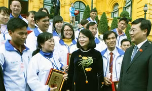 Phó Chủ tịch nước Đặng Thị Ngọc Thịnh gặp mặt Đoàn đại biểu giáo viên tiêu biểu đang công tác tại các huyện và xã đảo