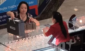 Giá vàng SJC tiếp tục tăng 60.000 đồng, tỷ giá trung tâm tăng nhẹ