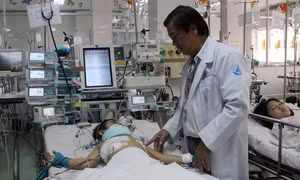 Cứu sống bé trai rơi từ tầng 3, bị hàng rào đâm xuyên ngực